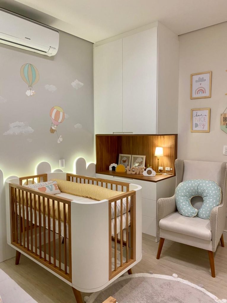 Armário alto com puxador mandaú e nicho central