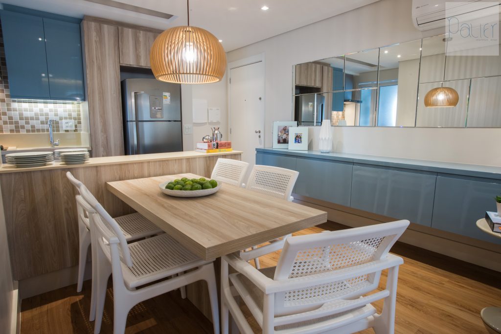 Ambiente integrado com design aconchegante. A pintura laqueada além de trazer um acabamento uniforme às peças, sem emendas, ela também possibilita a personalização de cores, textura e brilho, agregando mais na singularidade do projeto.