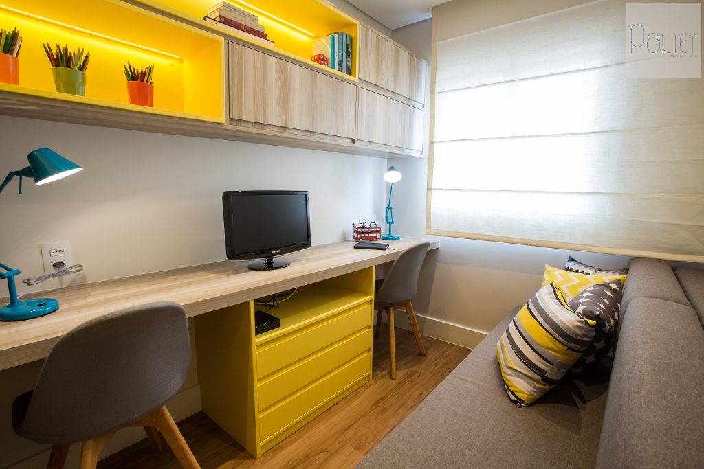 Armários com detalhes no acabamento laqueado e MDF amadeirado, nichos como iliminação em led e puxador usinado cava casquinha, tornam o ambiente home office mais descontraído e único.