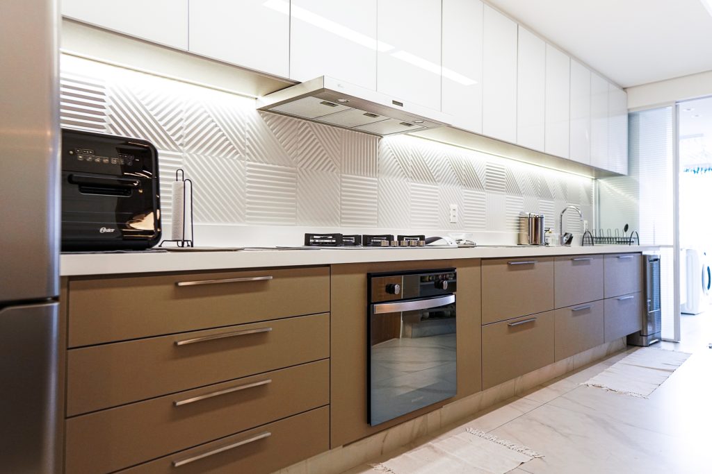 Design moderno e minimalista com portas em vidro leitoso combinado ao MDF em tom terroso e puxadores ZEN Phenix Cromo, cria um contraste elegante e sofisticado.