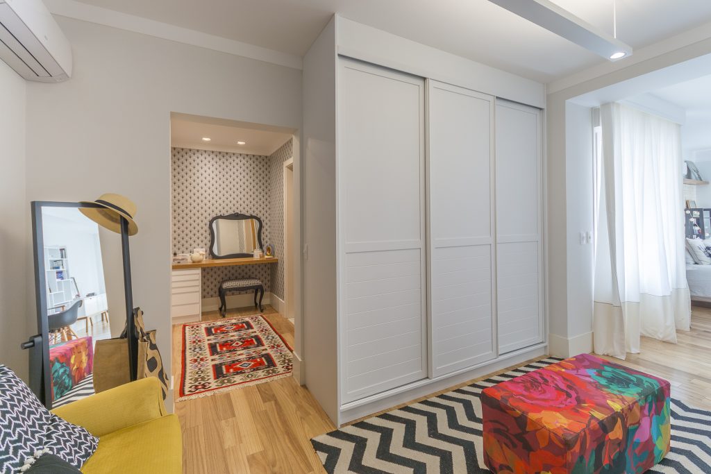 Portas deslizantes provençal com detalhes em friso no acabamento laqueado branco acetinado.