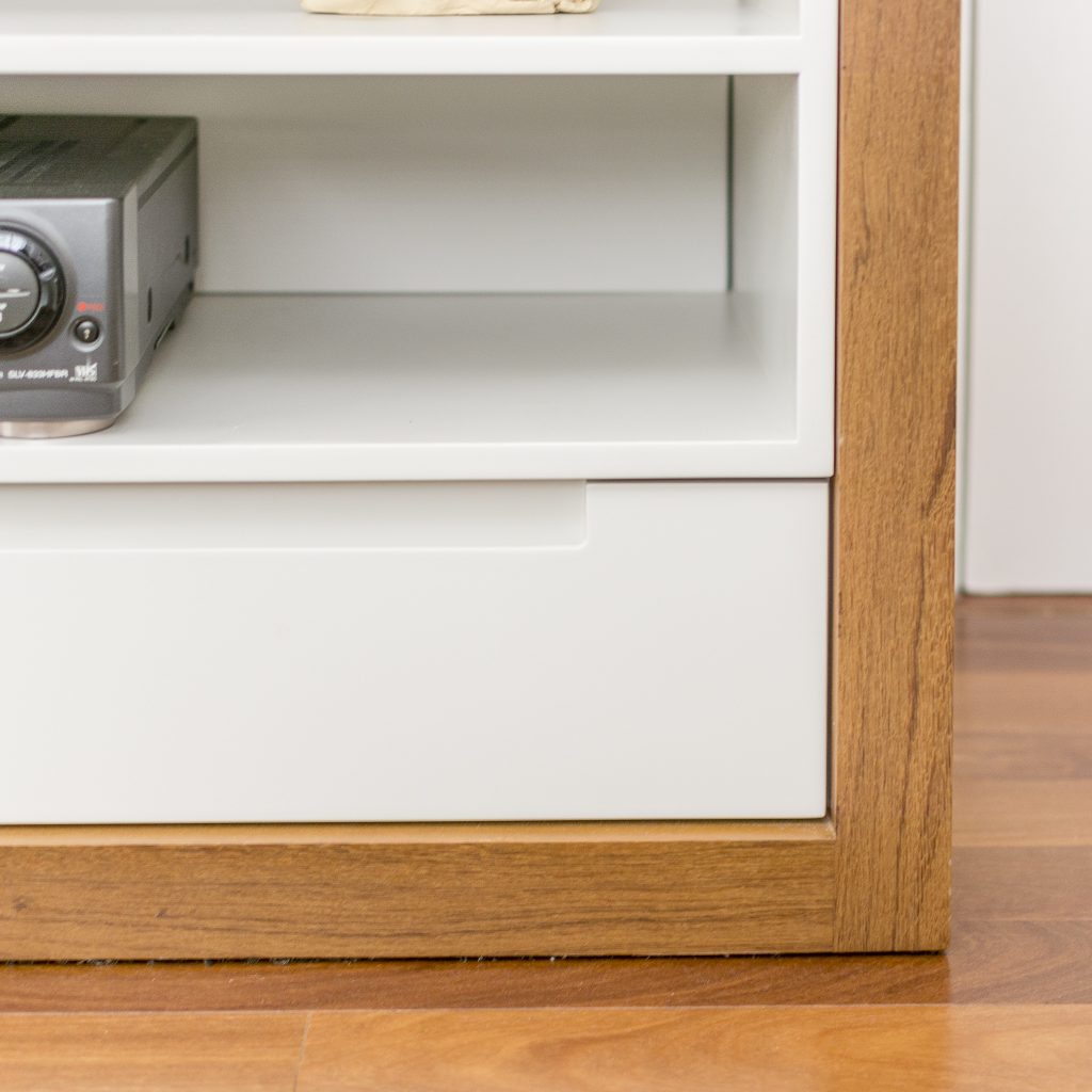 Acabamento mais utilizado, com bordas simples e linhas retas.