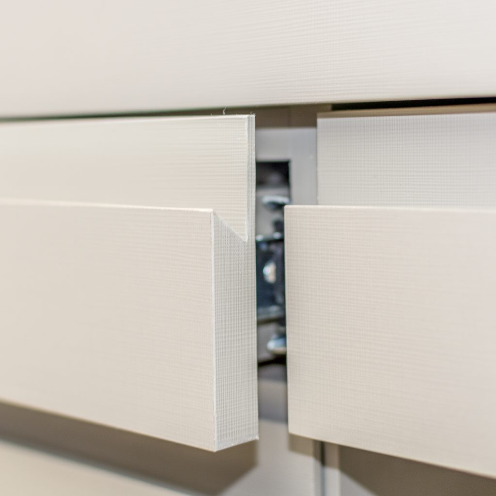 O cava casquinha é o puxador versátil que nunca sai de moda. Usinado direto no MDF, seu estilo clean traz leveza e personalidade ao móvel.